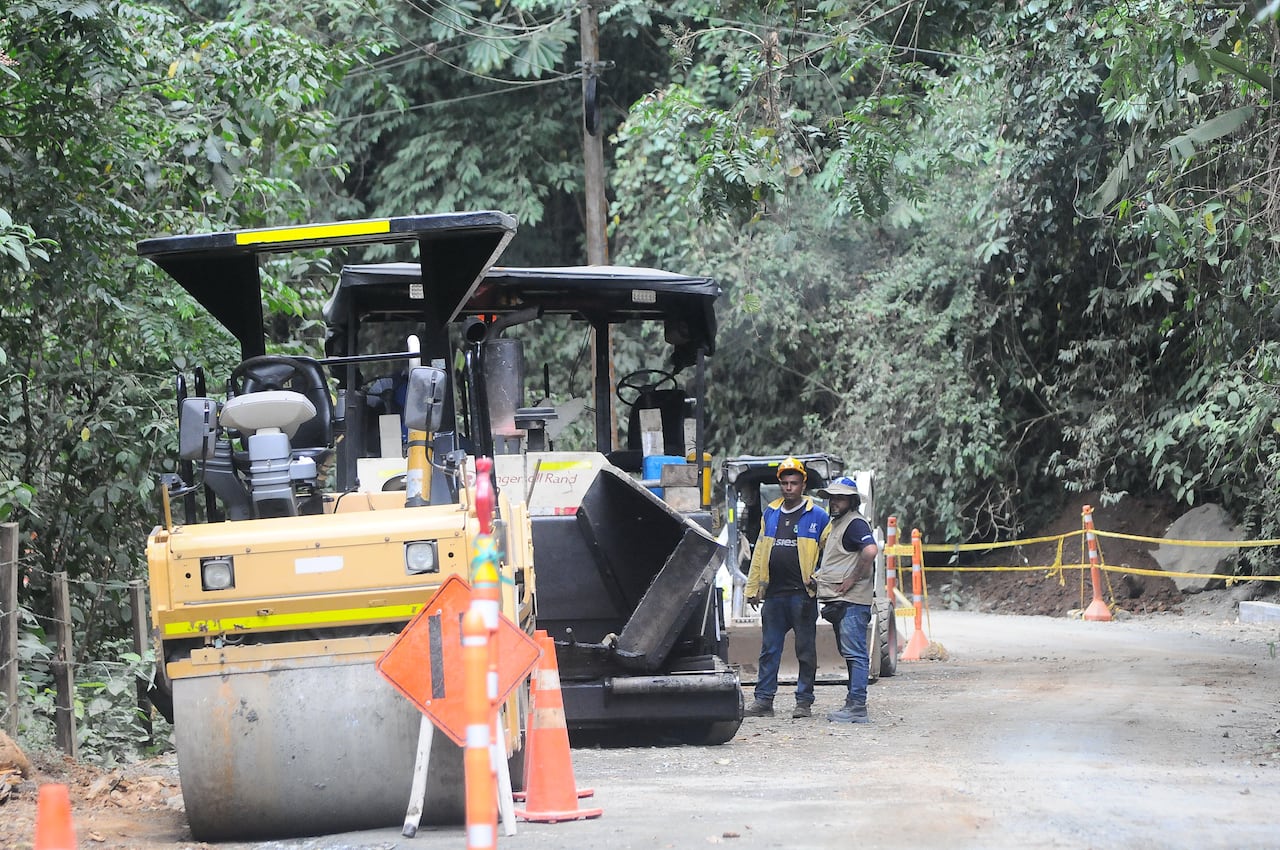 Cali: Cierre parcial de la vía Cali- ventiadero, pichinde por obras de pavimentación desde las 7:0 am hasta 5: 0 pm desde hoy miércoles hasta el viernes 15 de marzo. Las mejoras viales hacen parte de la vía Vuelta de Occidente que está compuesta por 32 kilómetros, que comprende la vía de conexión principal de los corregimientos Los Andes, Pichindé, La Leonera, Felidia y El Saladito, desde la salida de Cali por Cristo Rey hasta la vía al mar. foto José L Guzmán. EL País