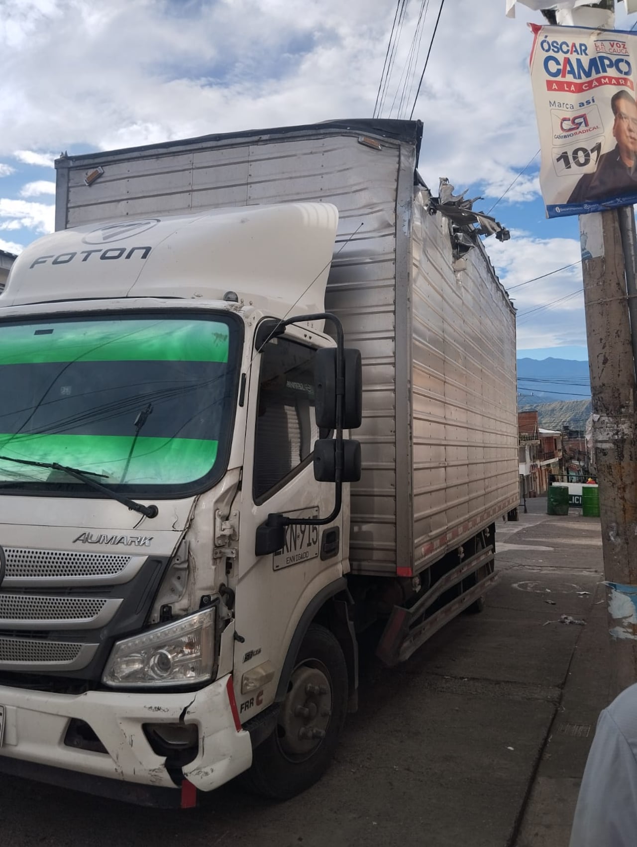 El camión que transportaba 27 motocicletas nuevas fue recuperado por integrantes del Ejército en una zona boscosa entre los sectores de Mojarras y Remolino, tras ser hurtado por delincuentes armados.