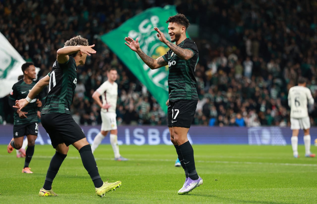 El delantero colombiano #97 del Sporting de Lisboa, Luis Suárez (R), celebra marcar el segundo gol de su equipo durante el partido de fútbol de la Liga Portuguesa entre el Sporting CP y el CF Estrela da Amadora en el estadio José Alvalade de Lisboa el 30 de noviembre de 2025. (Foto de PATRICIA DE MELO MOREIRA / AFP)