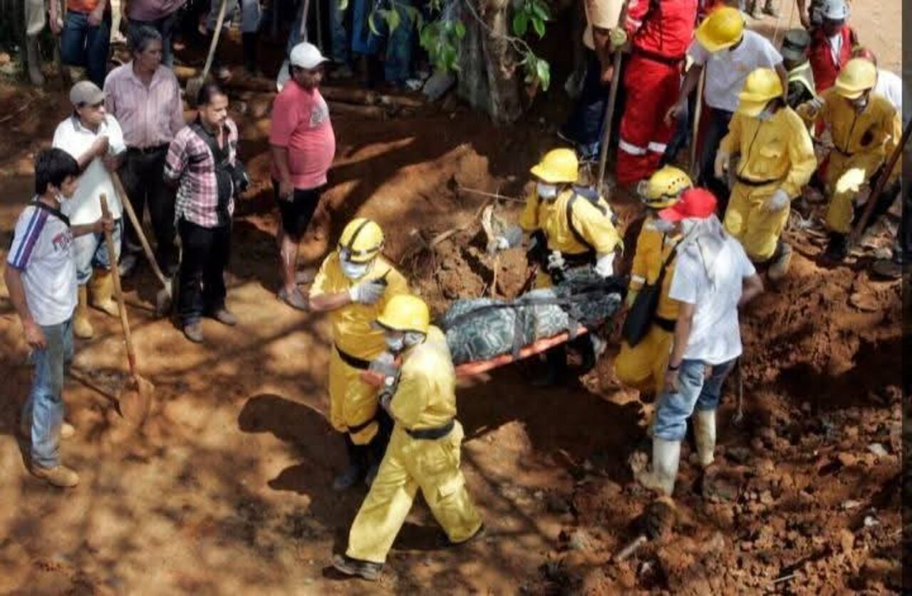 El pequeño hallado cubierto de barro, pero con signos vitales, fue el único sobreviviente de su familia, según contó entre lágrimas Mary Pulgarín, su tía.