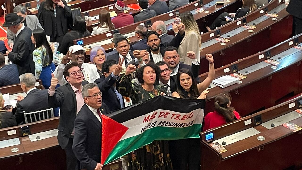 Bancada del Pacto Histórico saca bandera de Palestina en el 20 de julio.