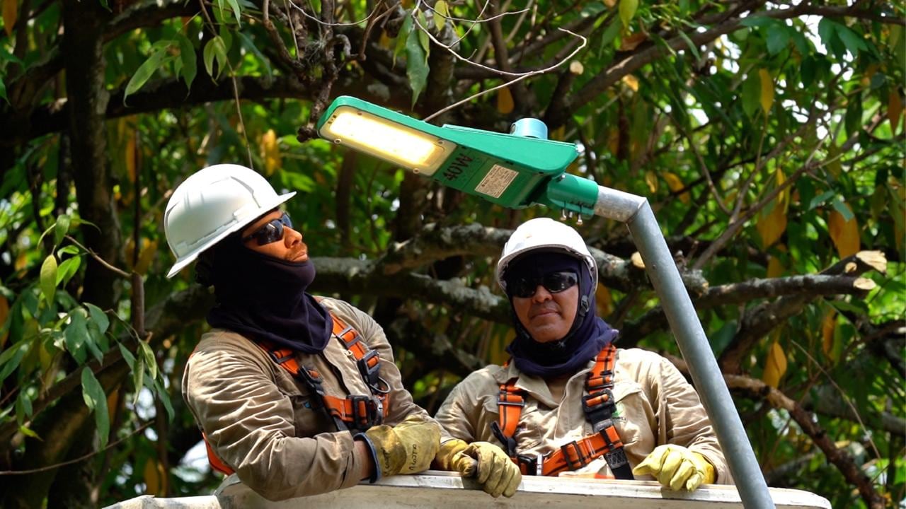 Personal operativo realiza labores de mantenimiento e inspección en la infraestructura de la red de iluminación pública en la ciudad de Cali.