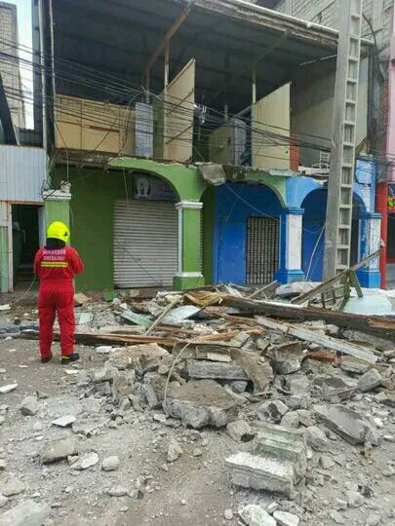 Según una evaluación preliminar, en el cantón Esmeraldas, Ecuador, hay afectaciones en edificaciones como la del Servicio Integrado de Seguridad ECU 911 de Esmeraldas, la Universidad Técnica Luis Vargas Torres y en más de 25 casas.