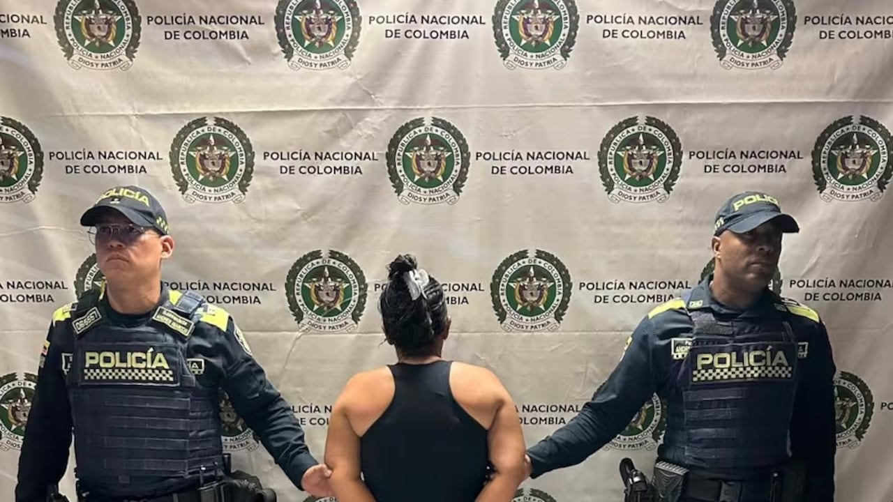 La mujer tras ser capturada por las autoridades en Yumbo.