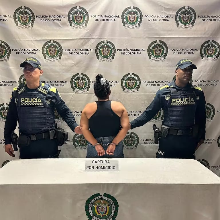 La mujer tras ser capturada por las autoridades en Yumbo.