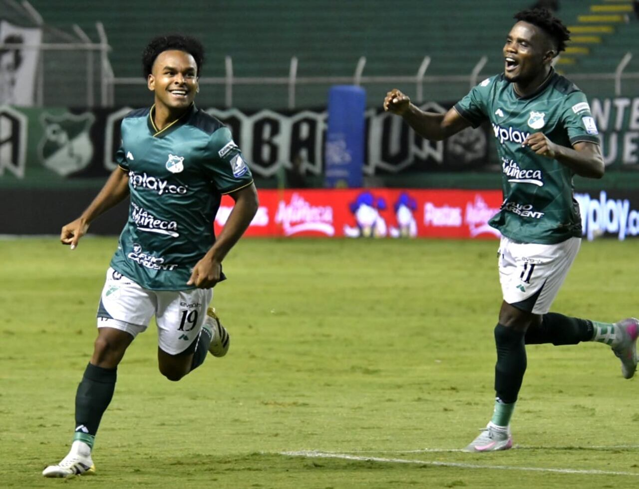 Johan Martínez (izq.) celebra su gol con el Deportivo Cali en el partido contra Unión Magdalena.