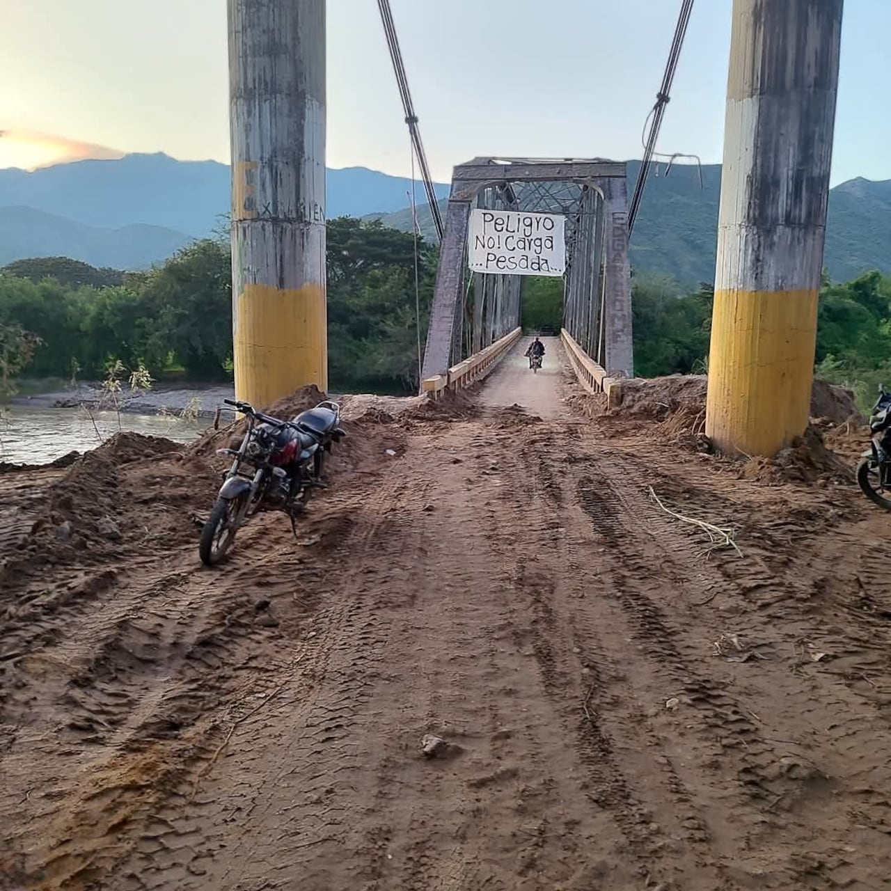 Tras varias horas de trabajo comunitario, los campesinos del corregimiento de La Fonda ya pueden movilizarse en sus vehículos desde esta población rural de El Patía hacia la cabecera municipal, El Bordo.