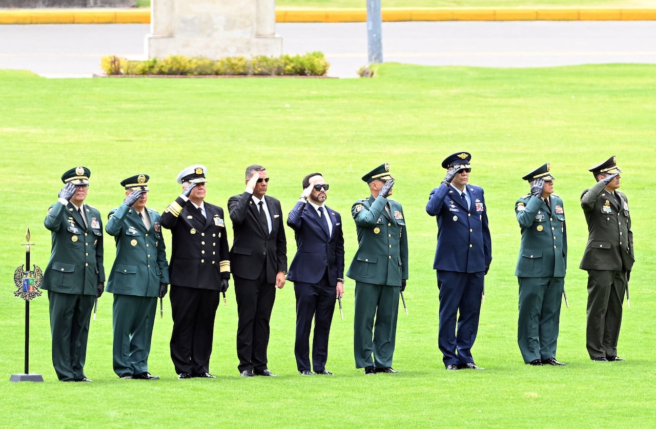 ABelardo de la Espriella presidente de Colombia toma de Mando de los comandantes del Ejército, la fuerza aérea, Armada Nacional y Policía Nacional. Reconocimiento de tropas en la Escuela Militar José María Córdoba.