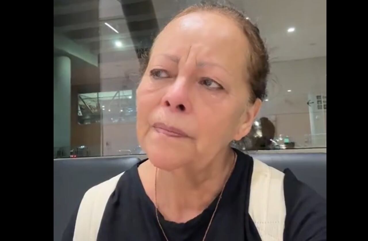 “Mi hija me dejó olvidada en el aeropuerto, aquí en Utah. Se le olvidó que yo venía a visitarla, se fue con sus amigas a cenar y a mí me dejó aquí”, dijo la mujer en un video que en cuestión de minutos se convirtió en viral.
