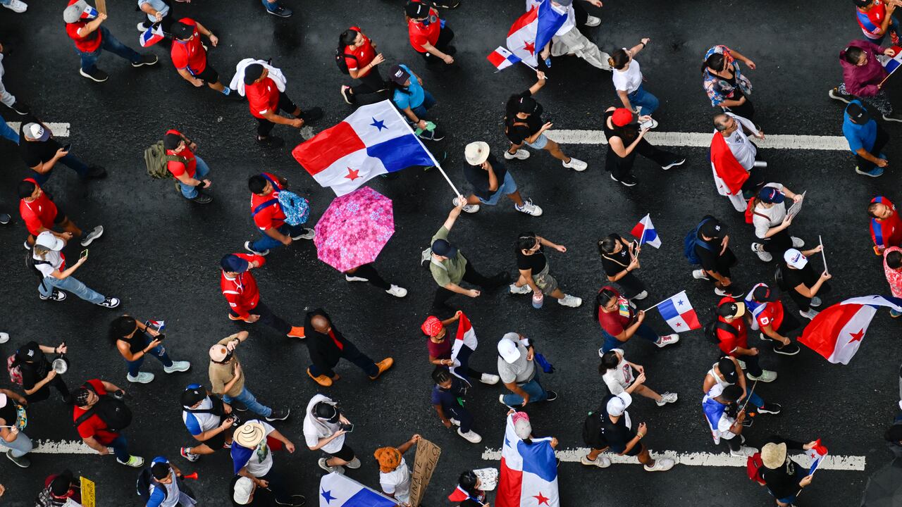 El presidente de Panamá, Laurentino Cortizo, anunció el viernes la prohibición de nuevas concesiones mineras metálicas, pero mantuvo un contrato con un Empresa canadiense que ha provocado protestas masivas en el país.