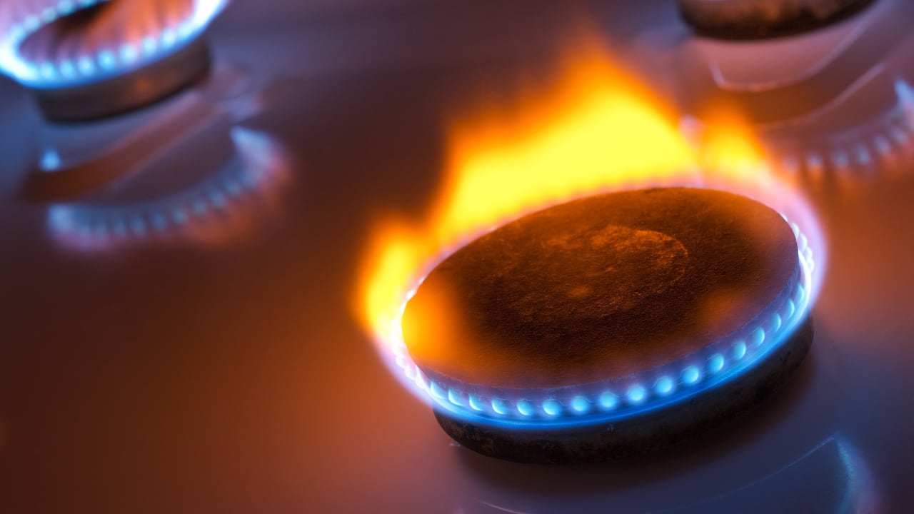 A veces la llama es de color amarilla, otras azul o naranja.