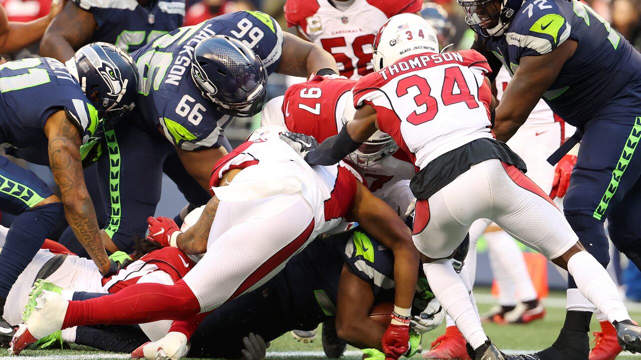 SEATTLE, WASHINGTON - 21 DE NOVIEMBRE: Alex Collins #41 de los Seattle Seahawks corre el balón para un touchdown durante el último cuarto contra los Arizona Cardinals en el Lumen Field el 21 de noviembre de 2021 en Seattle, Washington. Abbie Parr/Getty Images/AFP (Foto de Abbie Parr/GETTY IMAGES NORTH AMERICA/Getty Images vía AFP)