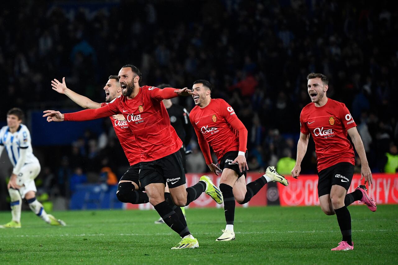 El delantero kosovar del Real Mallorca #07 Vedat Muriqi y sus compañeros celebran tras ganar el partido de vuelta de la semifinal de la Copa del Rey de España entre la Real Sociedad y el RCD Mallorca en el estadio de Anoeta de San Sebastián el 27 de febrero de 2024. (Foto de ANDER GILLENEA/AFP)