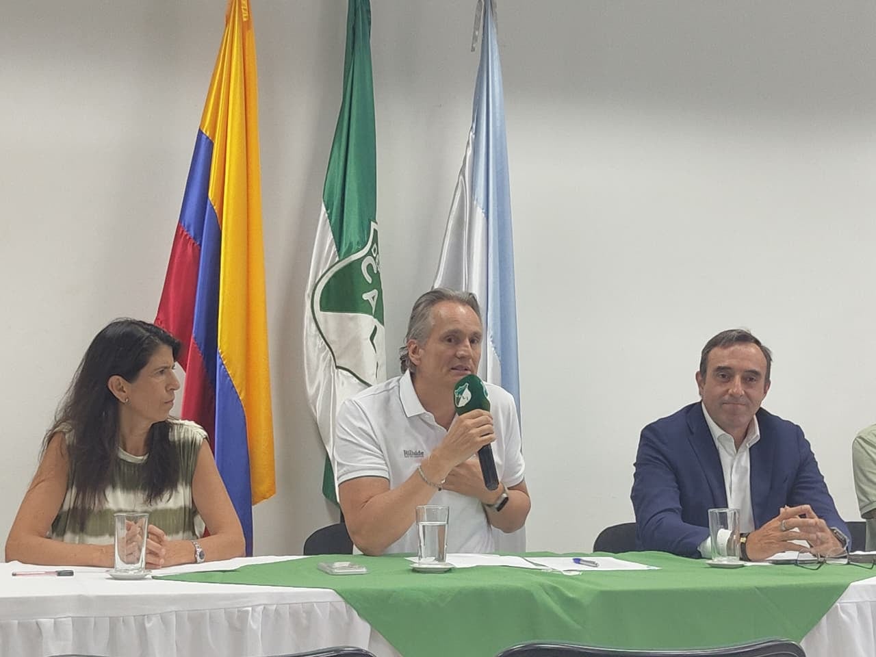 Presentación de Joaquín Losada Fina (centro), nuevo presidente del Deportivo Cali.