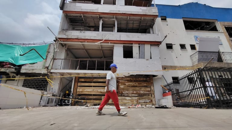 Comerciantes manifiestan falta de apoyo tras atentado en la base aérea Marco Fidel Suarez de Cali.
