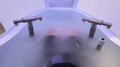 El procedimiento comienza cuando la persona entra en la cápsula y se acomoda en un asiento reclinable.