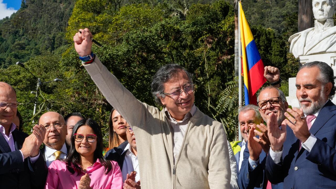 El presidente, Gustavo Petro, junto a parte de su gabinete en la sanción de la reforma laboral, el 25 de junio de 2025, en Bogotá (Colombia)