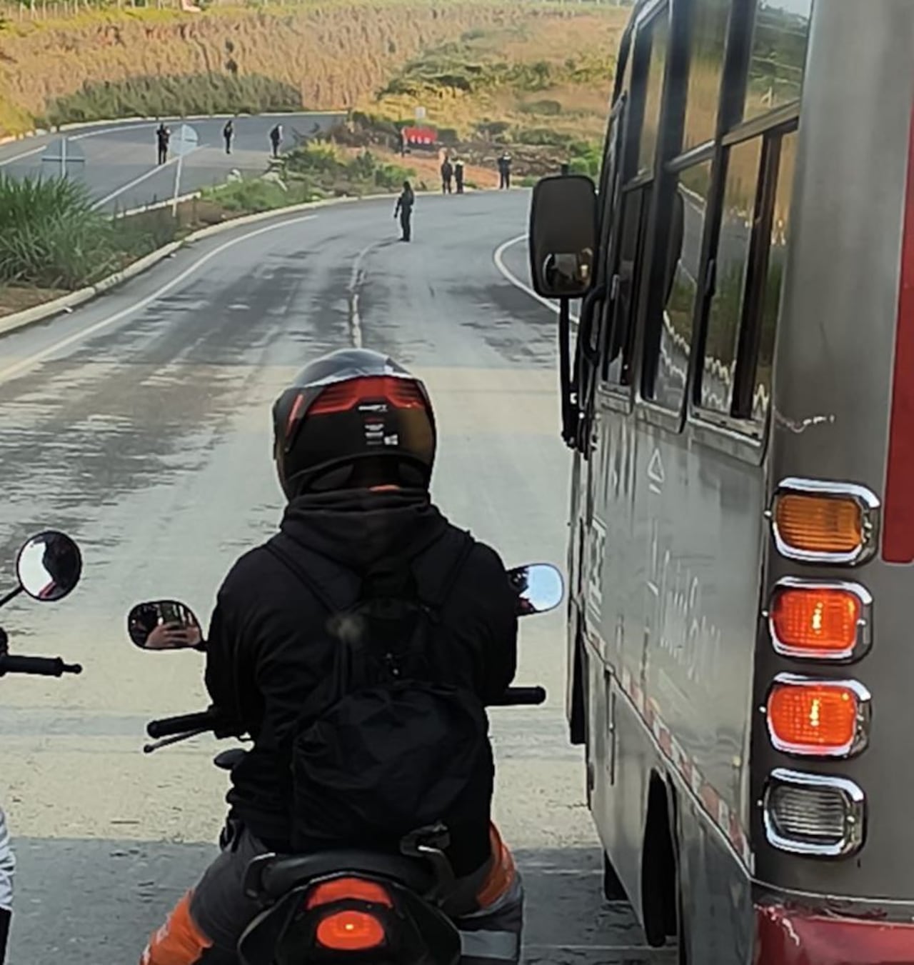 Los integrantes de la Policía fueron los encargados de retirar una bandera que ubicaron en la salida de Popayán hacia Cali.