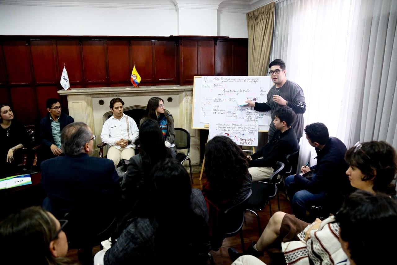 Delegados de Brasil y Bolivia expusieron ‘Visión Futuro’, una plataforma con inteligencia artificial que busca romper las burbujas informativas y ofrecer contexto y contraste en cada noticia.