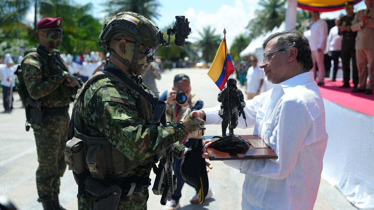 Petro confirma aumento salarial para soldados regulares desde enero de 2026.