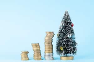 Existen varios objetos que pueden ser ubicados en el árbol de Navidad y se cree que atraerían dinero para el próximo año.