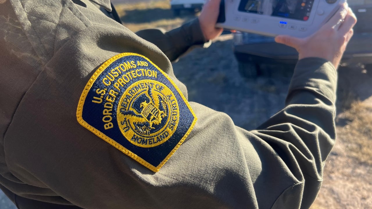 La patrulla fronteriza de Estados Unidos monitorea la frontera con drones.