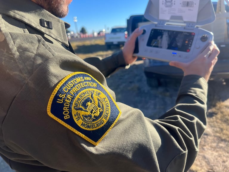 La patrulla fronteriza de Estados Unidos monitorea la frontera con drones.