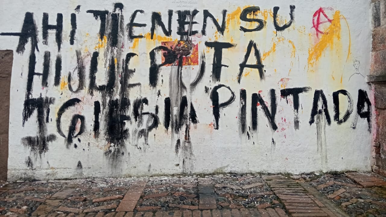 Los estudiantes, tars terminar la pelea, dejaron el siguiente mensaje ofensivo sobre la fachada de la iglesia Santo Domingo, pleno centro histórico de la capital del Cauca.