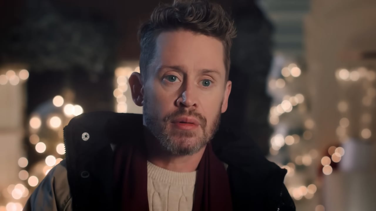 Macaulay Culkin interpretando a Kevin McCallister de Mi pobre angelito, 35 años después del estreno de la primera película.