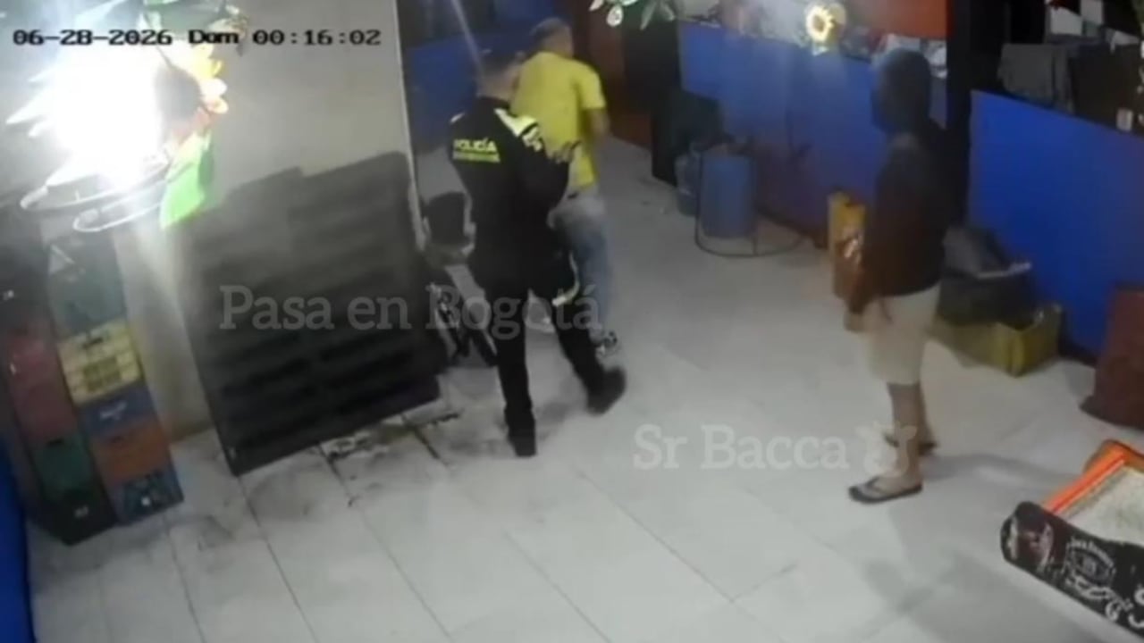 Según información revelada por otros medios de comunicación, el uniformado habría estado ingiriendo bebidas alcohólicas en el establecimiento nocturno.