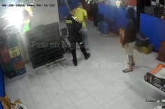 Según información revelada por otros medios de comunicación, el uniformado habría estado ingiriendo bebidas alcohólicas en el establecimiento nocturno.