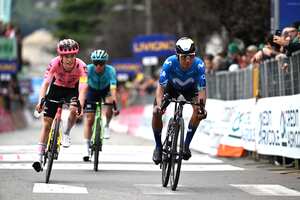 Archie Ryan de Irlanda y Team EF Education - EasyPost y Nairo Quintana de Colombia y Movistar Team cruzan la línea de meta durante la 118ª Il Lombardia 2024 una carrera de un día de 255 km de Bérgamo a Como / #UCIWT / el 12 de octubre de 2024 en Como, Italia.