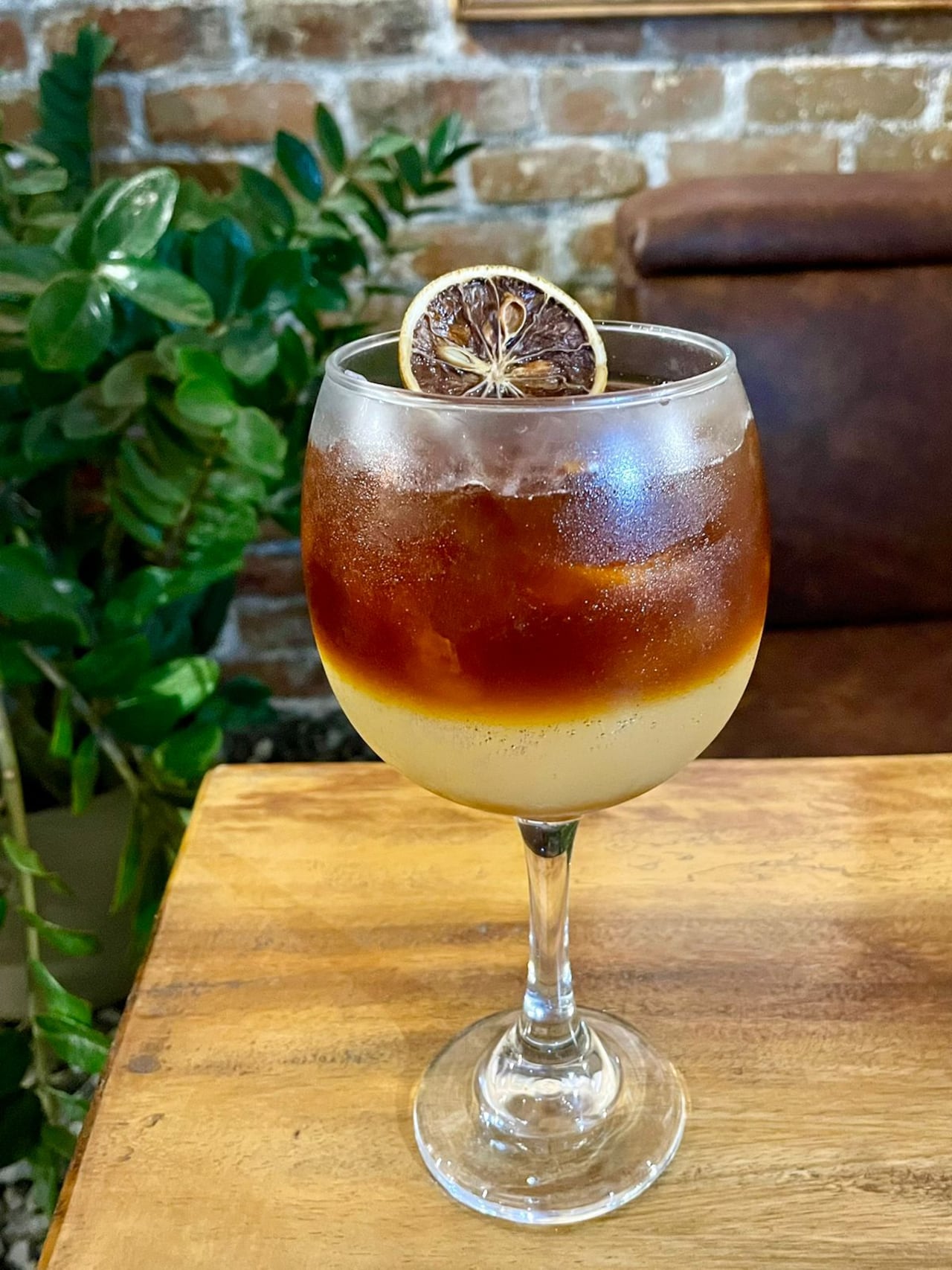 Visitantes escanean el código QR dispuesto en cada establecimiento para participar en las votaciones