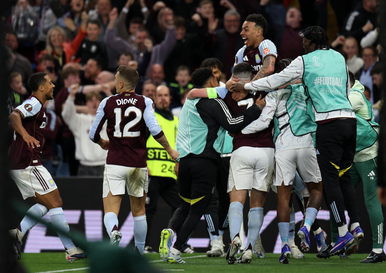 El centrocampista escocés del Aston Villa, John McGinn (número 07), es rodeado por sus compañeros tras marcar el cuarto gol del equipo durante el partido de vuelta de las semifinales de la UEFA Europa League entre el Aston Villa y el Nottingham Forest, disputado en Villa Park, Birmingham, Inglaterra, el 7 de mayo de 2026. (Foto de Darren Staples / AFP)