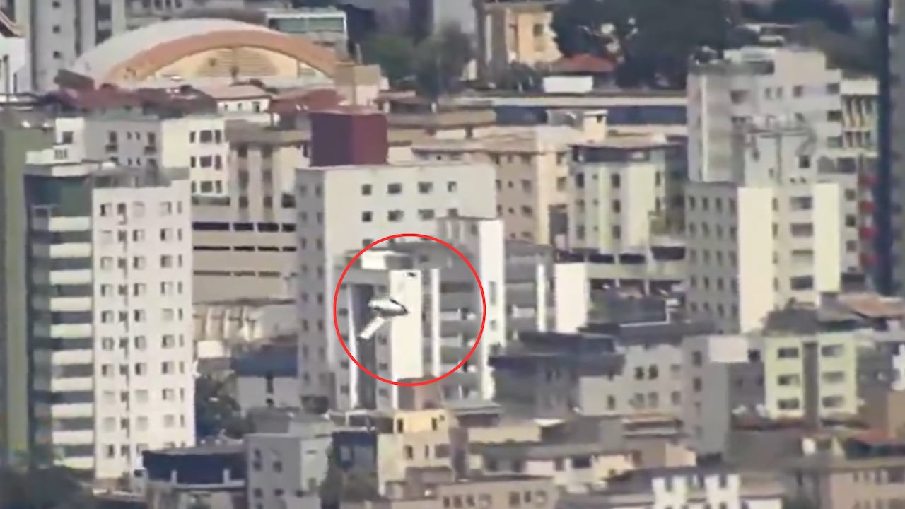 Una cámara captó el momento exacto en el que se estrelló la avioneta.