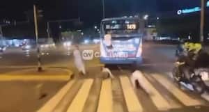 Los menores al ver la presencia de las autoridades decidieron lanzarse del MÍO en movimiento.