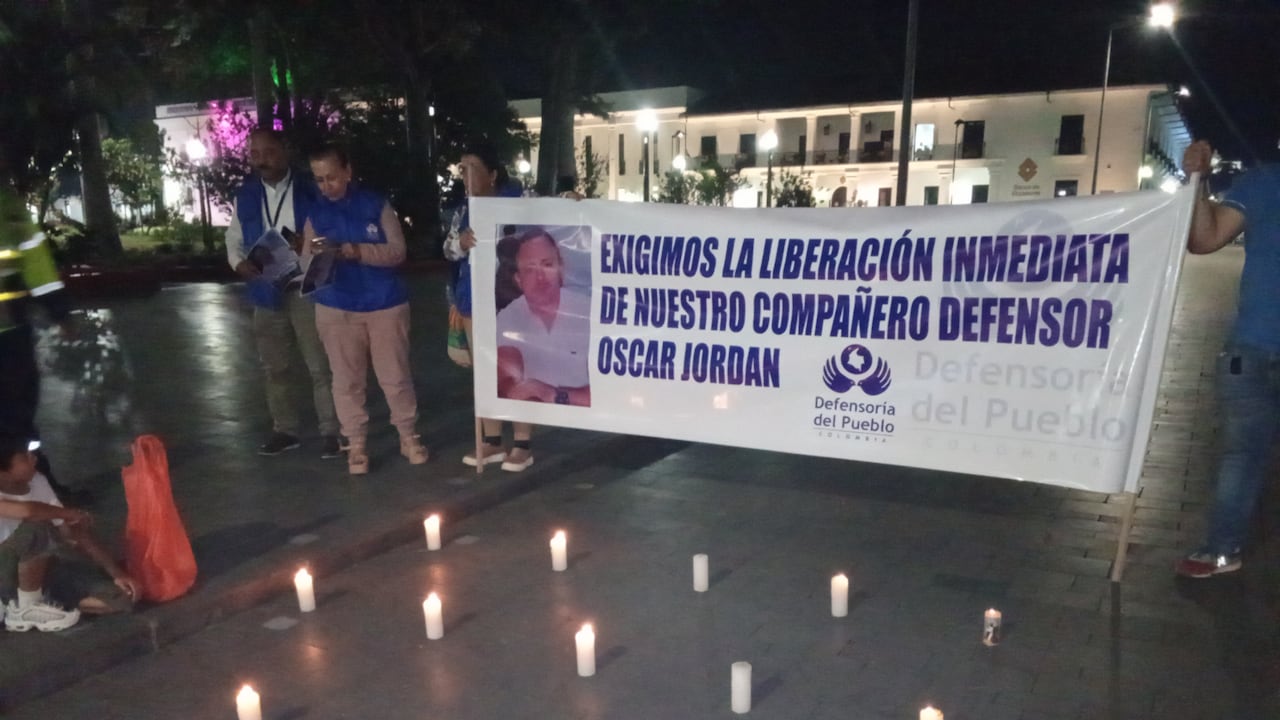Funcionarios de la Defensoría del Pueblo seccional Cauca adelantan una velatón todos los días para exigir la pronta liberación del abogado Óscar Óscar Eduardo Jordán.