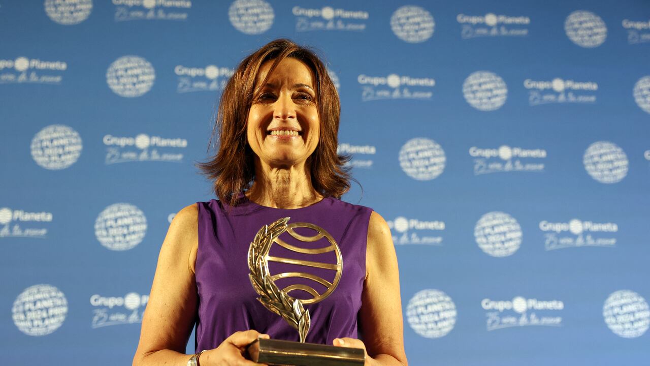 Winner of Spain's 2024 Premio Planeta Award, Spanish writer Paloma Sánchez Garnica (C) celebrates her prize for her novel "Victoria " with King Felipe VI of Spain and his wife Queen Letizia during the ceremony of the 73rd edition of the "Premio Planeta" award, at the National Art Museum of Catalonia in Barcelona on October 15, 2024. (Photo by LLUIS GENE / AFP)