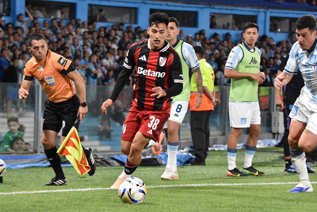 Momento del partido entre Racing Club y River Plate por los octavos de final de la Liga de Argentina II-2025.