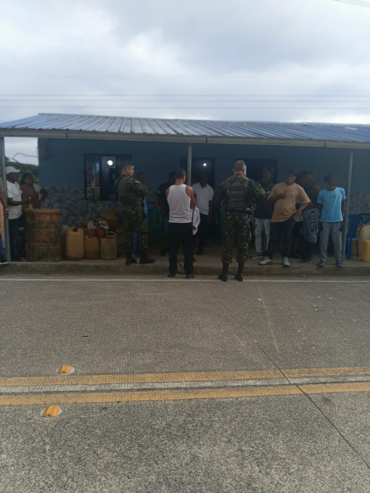 Más de 8.000 litros de agua potable fueron entregados en el barrio El Morrito de Tumaco por la Fuerza de Tarea Hércules, llevando alivio a cientos de familias afectadas por la escasez.