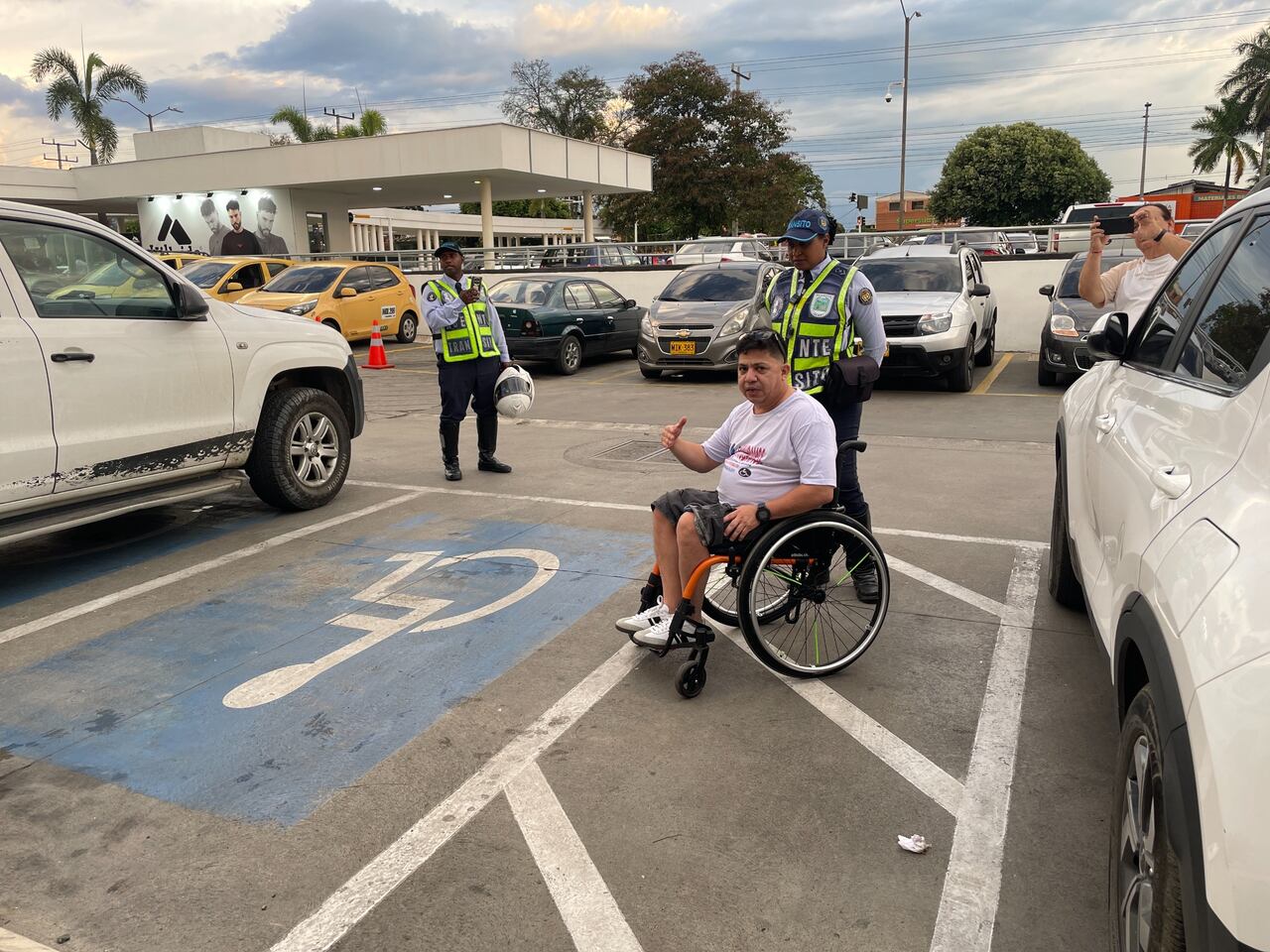 Las autoridades de tránsito recordaron a los usuarios de vías y parqueaderos, que las personas con discapacidad tienen unos espacios específicos destinados para ellos y que los deben respetar. Foto: Alcaldía de Palmira / El País.