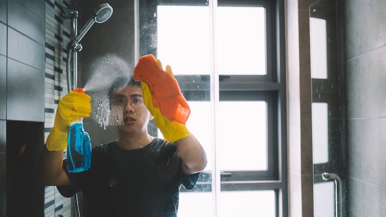 Los espejos pueden quedar marcados por huellas dactilares.