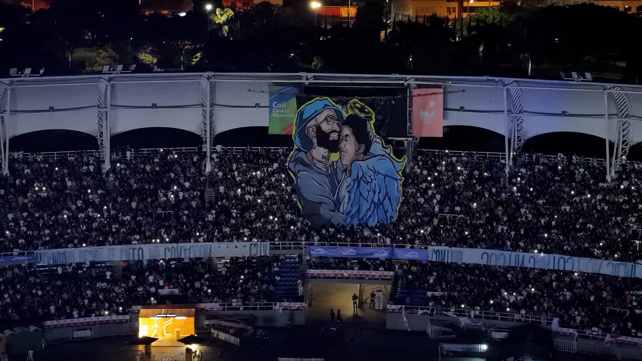 El productor caleño expuso un tifo de Arcángel y se hermano Justin, quien falleció en un accidente de tránsito.