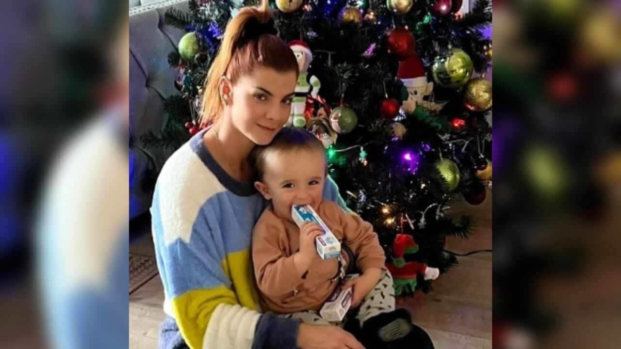 Carolina Cruz junto a su hijo menor Salvador