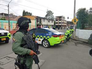 Grupos de Operaciones de la Policía Nacional apoyaron a la evacuación de la comunidad luego de confirmarse de la existencia de explosivos sobre dos puntos de la carrera 17 de Popayán.