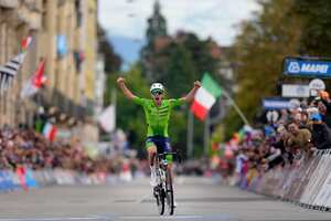 El esloveno Tadej Pogacar cruza la línea de meta para ganar la carrera de ruta Elite masculina del Campeonato Mundial de Ciclismo y Paraciclismo en Ruta en Zúrich, Suiza, el domingo 29 de septiembre de 2024. (Foto AP/Peter Dejong)