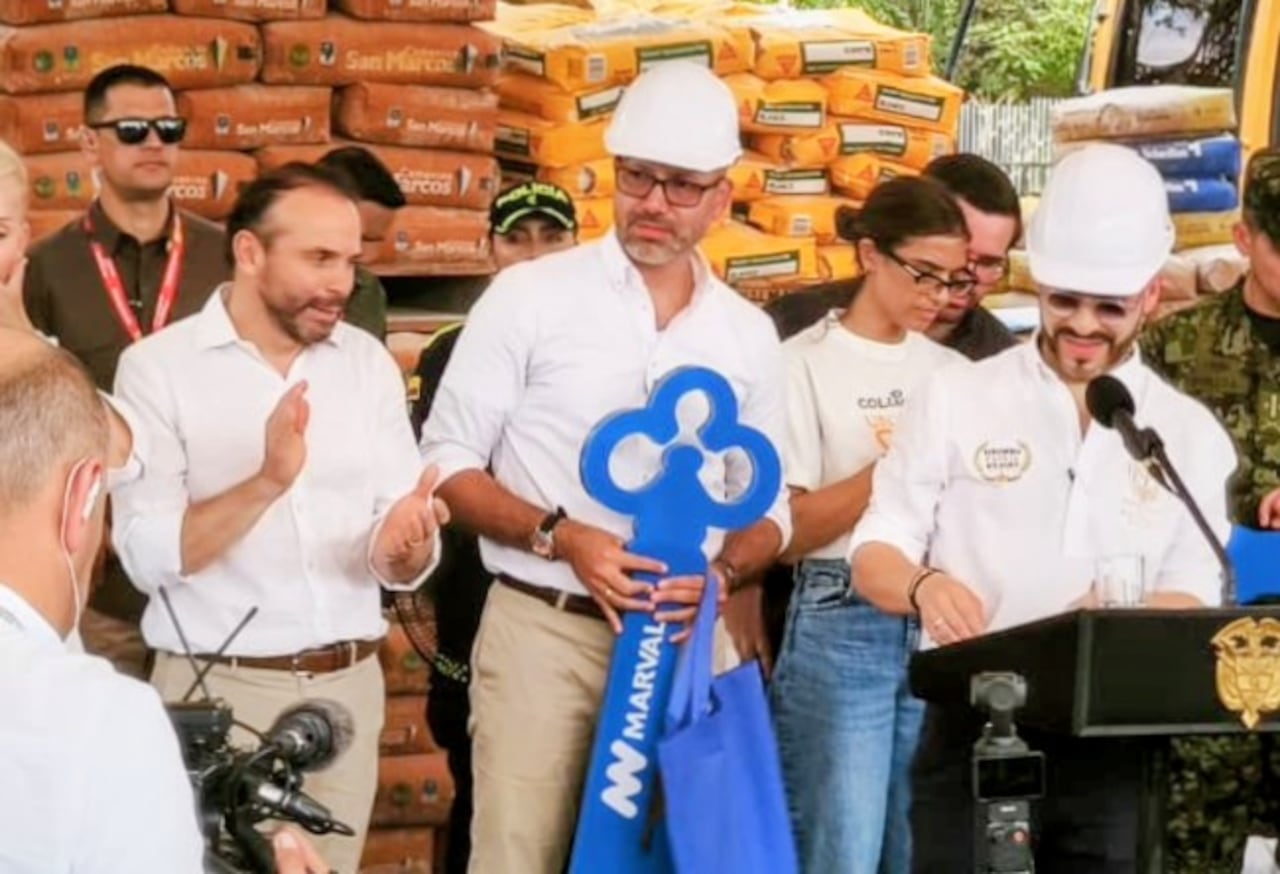 El presidente Abelardo de la Espriella entrega ayudas y materiales de construcción a damnificados por el terremoto en la Unidad Deportiva Alberto Galindo.