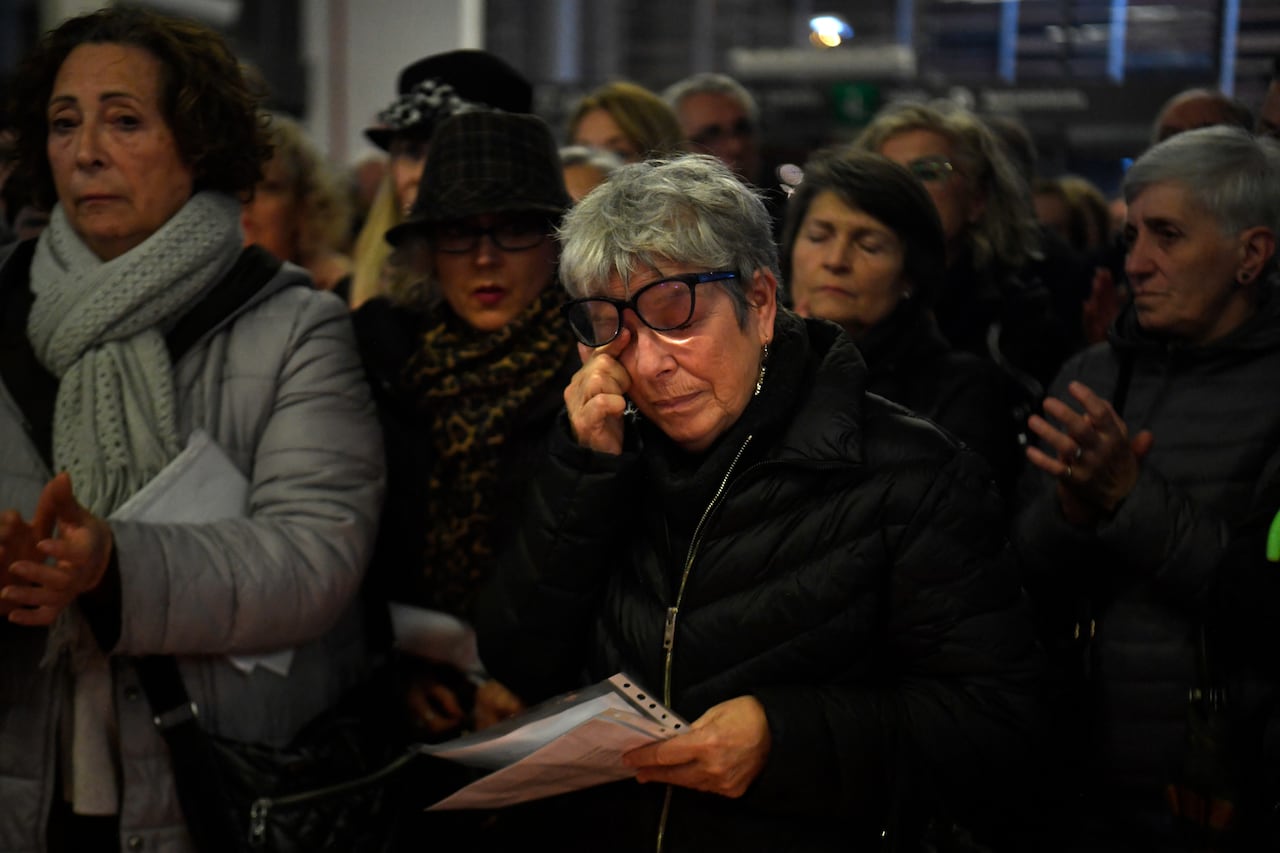 People gather for a vigil in honour of the victims of the January 18 high-speed train accident that killed 45 people in Adamuz, on January 25, 2026, at the railway station of Huelva. One week after the train disaster involving two trains in southern Spain, which left 45 dead, remembrance ceremonies took place today in Huelva, where most of the victims came from, and in the town of Adamuz, where the collision occurred. (Photo by CRISTINA QUICLER / AFP)