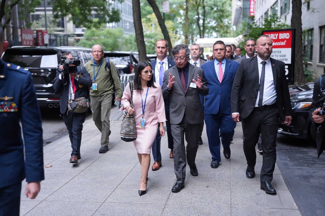 El presidente, Gustavo Petro, caminando por las calles de Nueva York (Estados Unidos), el 22 de septiembre de 2025. Lo acompañó Angie Rodríguez, directora del Departamento Administrativo de la Presidencia (Dapre), además de su esquema de seguridad