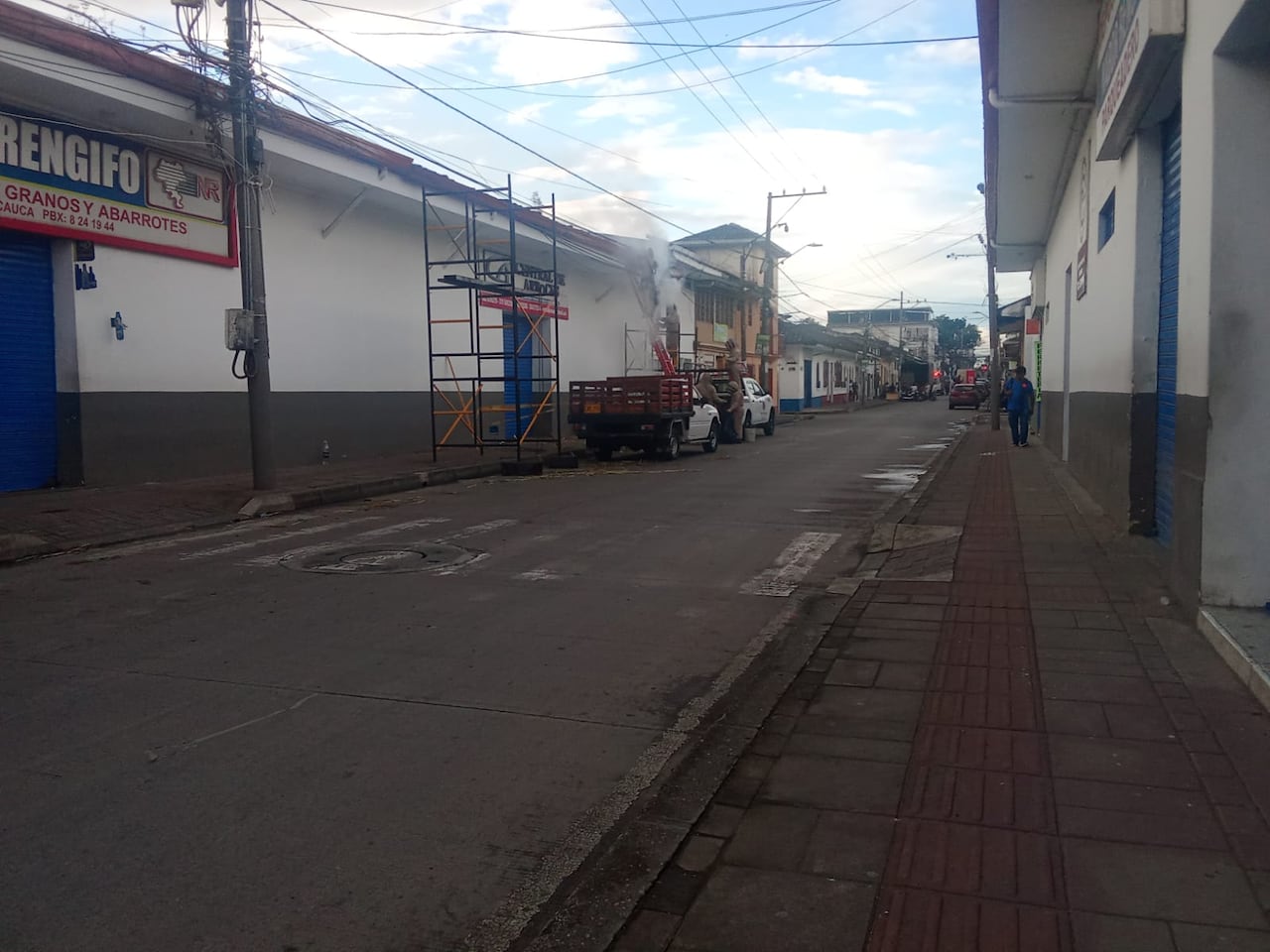 Trabajadores, comerciantes y transeúntes resultaron afectados por las picaduras luego de que accidentalmente se alterara una colonia de abejas durante trabajos de mantenimiento.